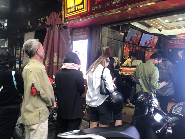 Giá vàng bất ngờ đảo chiều, nhiều người ‘đứng ngồi không yên-1