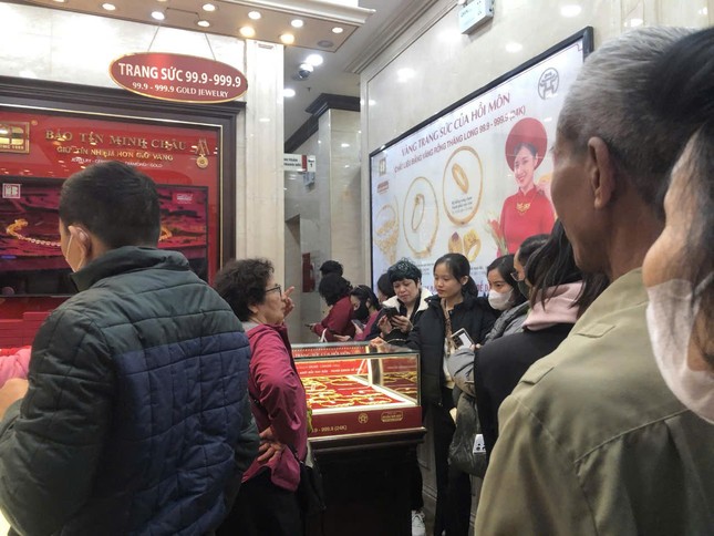 Giá vàng bất ngờ đảo chiều, nhiều người ‘đứng ngồi không yên-2