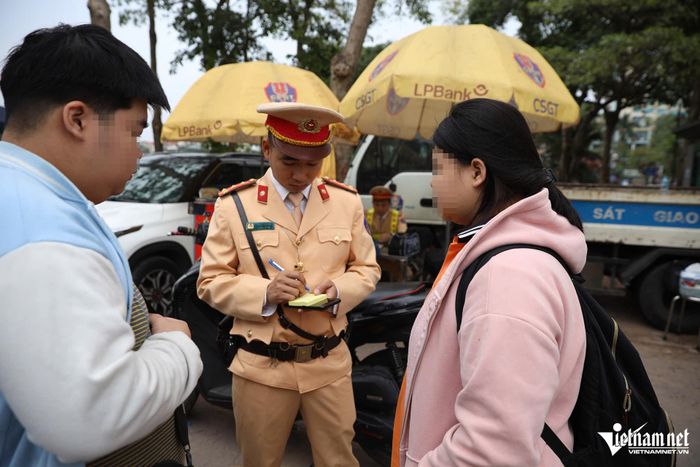 Học sinh được bố mẹ giao xe máy trên 50 phân khối để chở em đi học-3