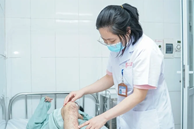 Nhập viện cấp cứu sau khi rắc kháng sinh vào vết thương