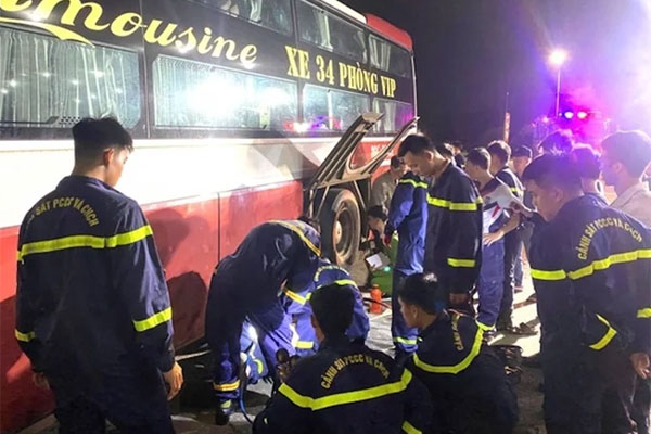 Xe giường nằm lao lên lề đường rồi lật nghiêng, hành khách may mắn thoát chết-3