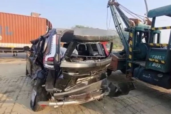 Xe tải đâm vào nhóm người bán rau, 13 người thương vong-2