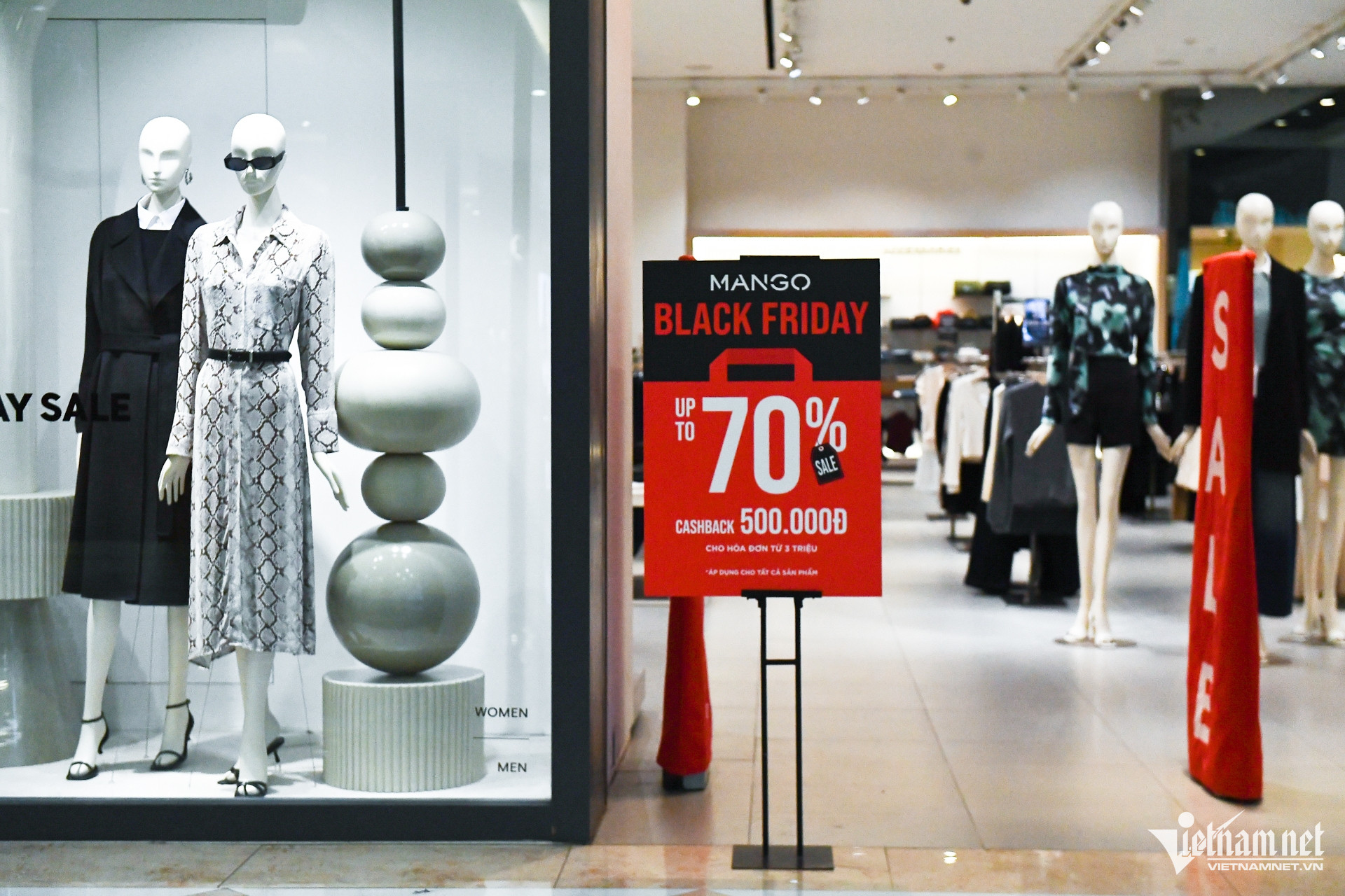 Khách hờ hững với hàng giá rẻ của Black Friday-8