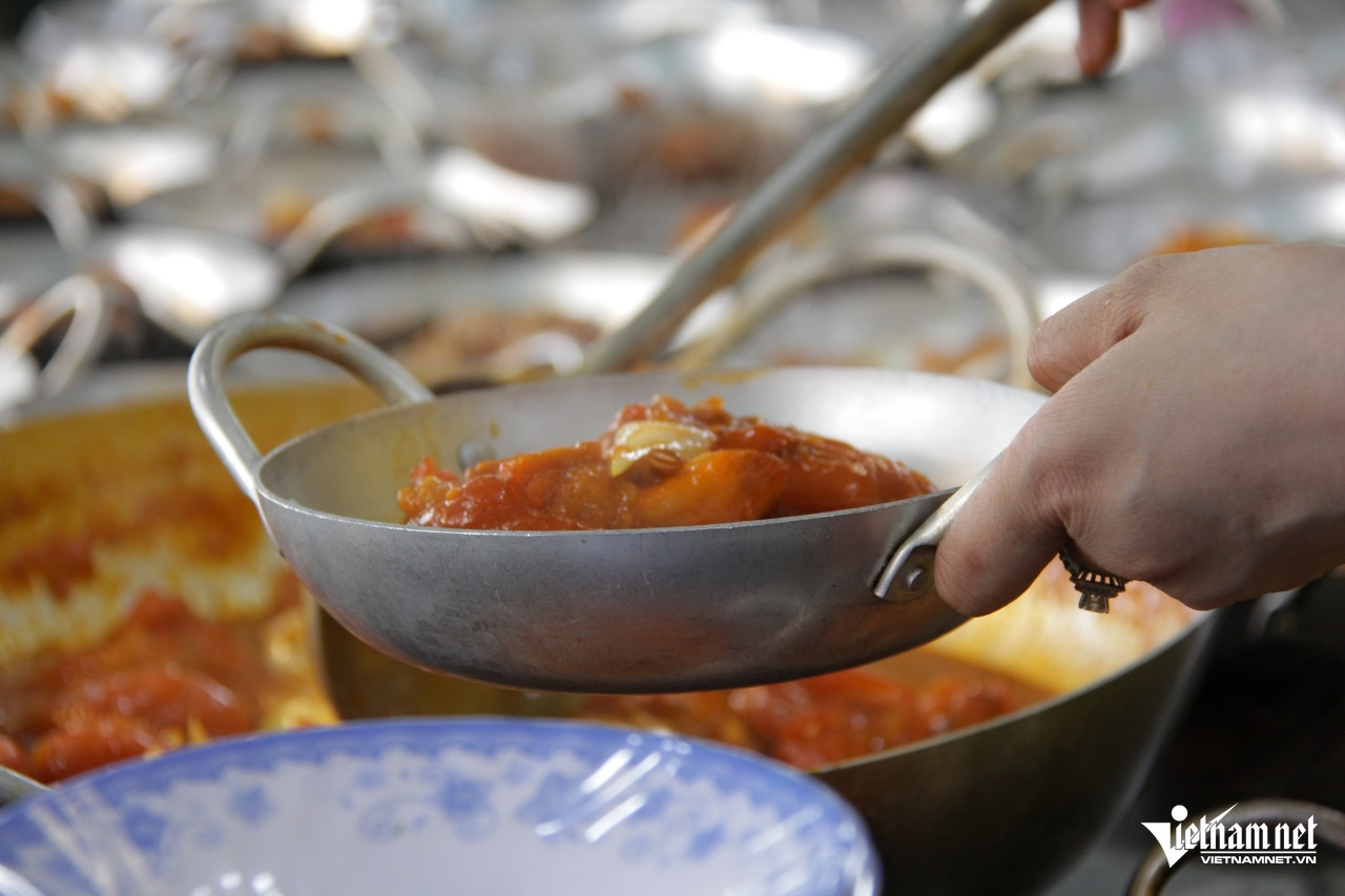 Quán cơm độc đáo ở TP.HCM, anh chủ nấu 30 món mỗi ngày không cần nồi-5