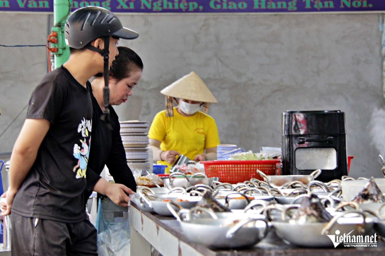 Quán cơm độc đáo ở TP.HCM, anh chủ nấu 30 món mỗi ngày không cần nồi-7