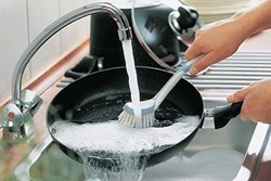 Thay vì dùng cọ sắt, đây mới là cách vệ sinh nồi niêu, xoong chảo inox đúng để giúp kéo dài ‘tuổi thọ’ mà nhiều người chưa biết