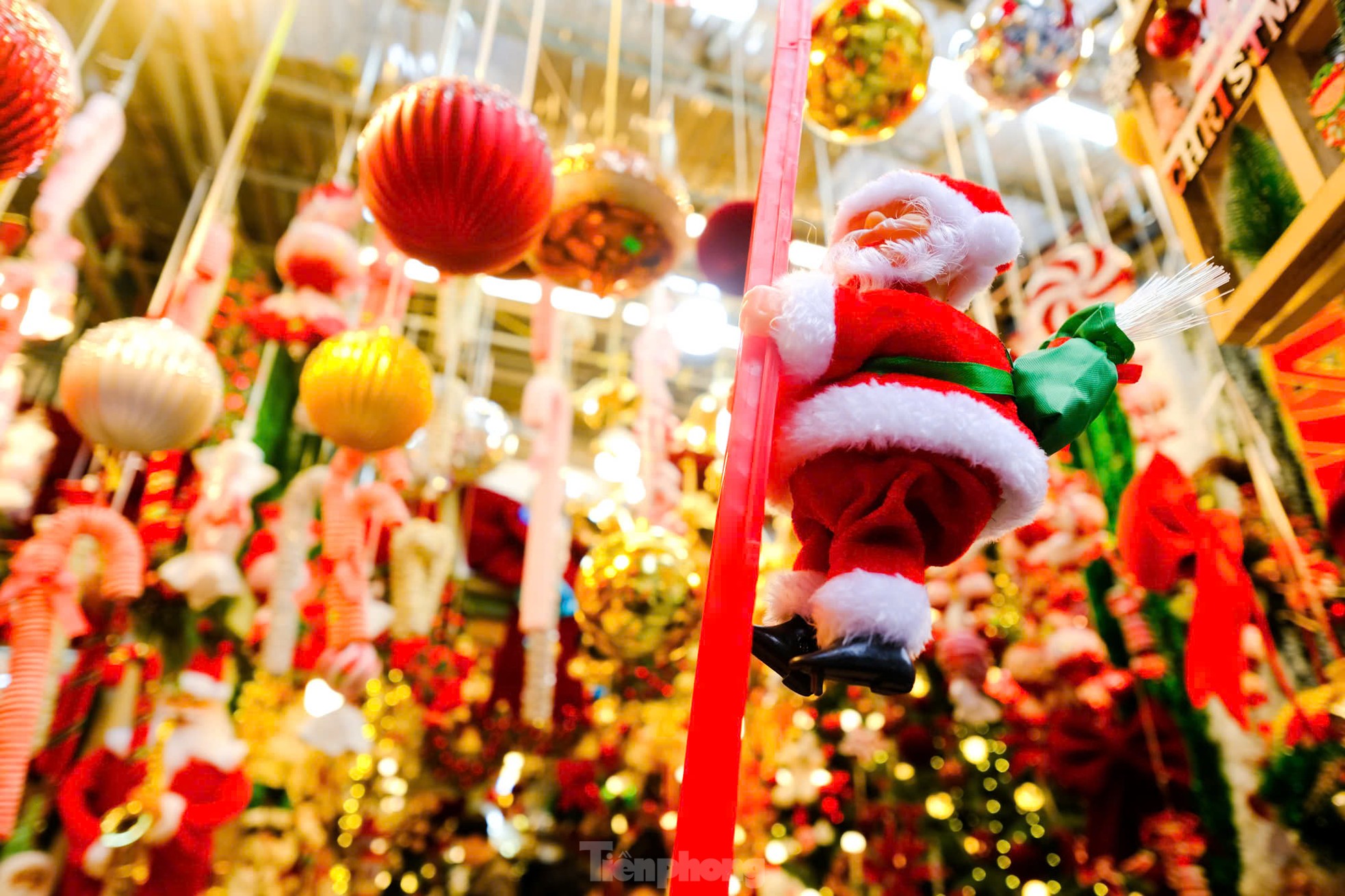 Tạo hình người tuyết, nghề lạ hái bộn tiền ở Thủ đô mùa Giáng sinh-2