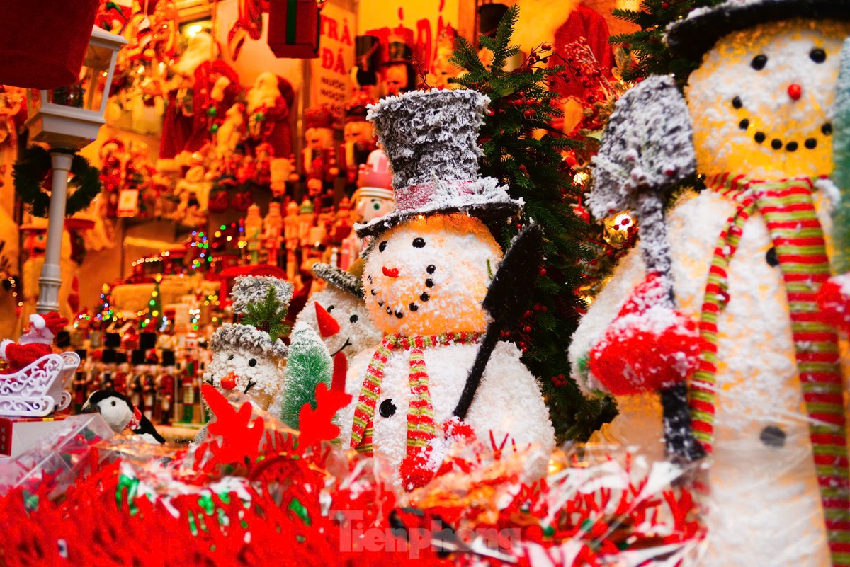 Tạo hình người tuyết, nghề lạ hái bộn tiền ở Thủ đô mùa Giáng sinh-4