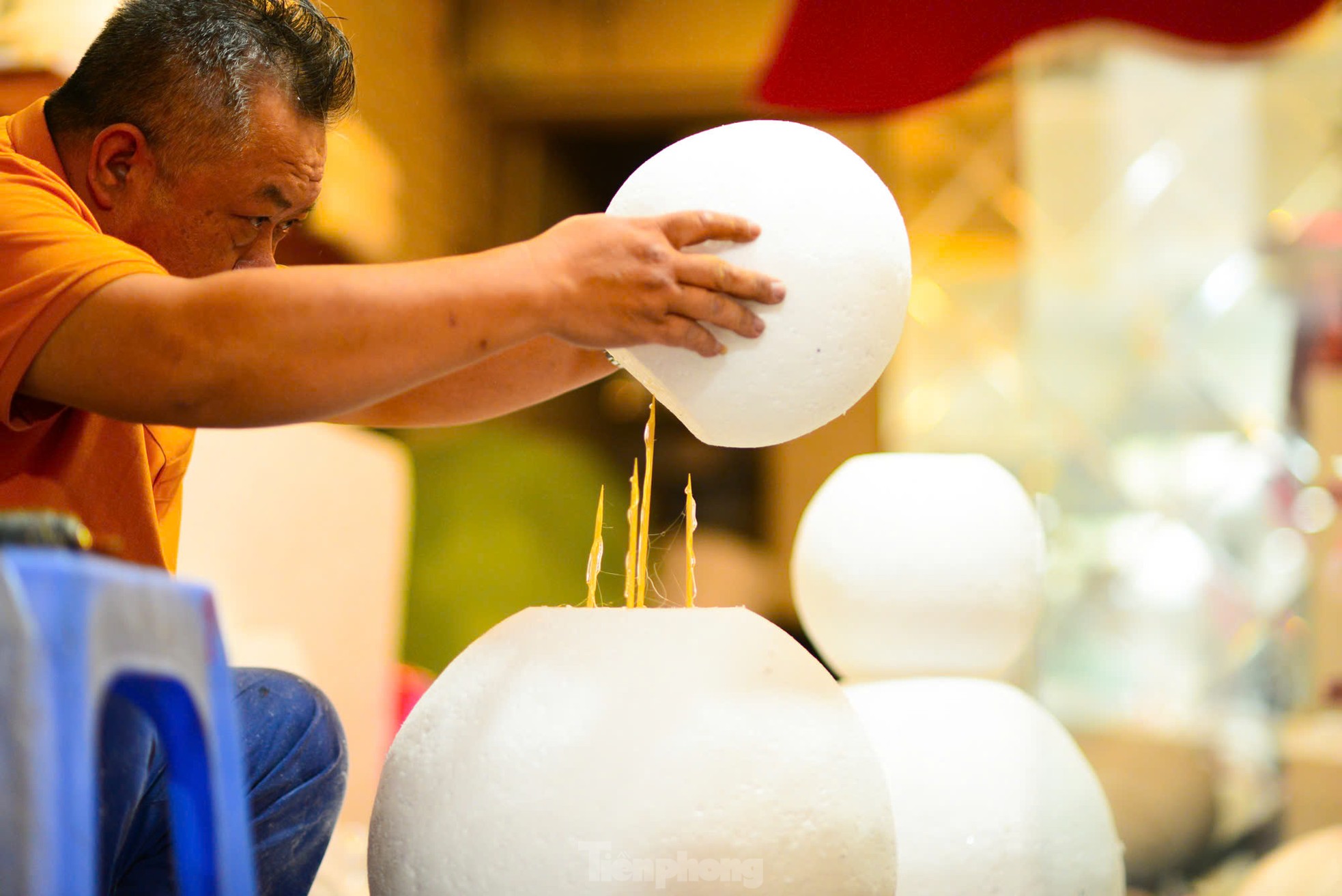 Tạo hình người tuyết, nghề lạ hái bộn tiền ở Thủ đô mùa Giáng sinh-9