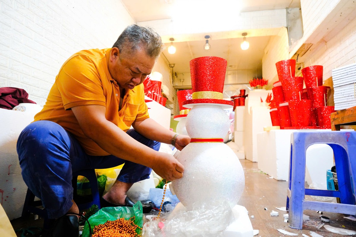 Tạo hình người tuyết, nghề lạ hái bộn tiền ở Thủ đô mùa Giáng sinh-10