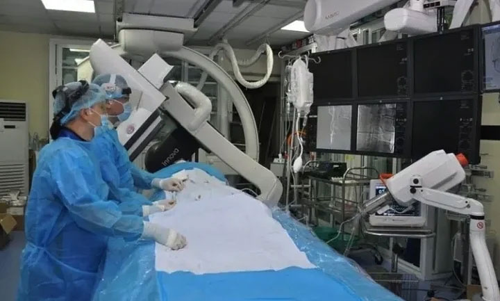 Hút 20 điếu thuốc mỗi ngày, thanh niên 25 tuổi đột quỵ ở nơi làm việc-1