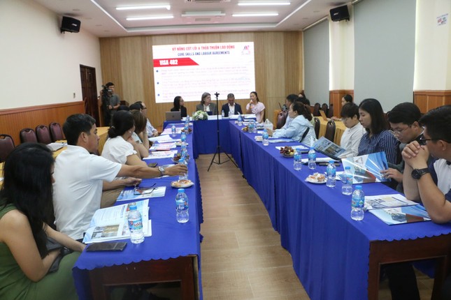 Công ty du học chui mời người nước ngoài đến tư vấn khách hàng-5