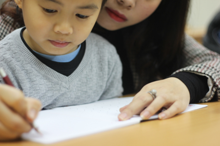 Cô chê chữ ‘xấu như gà bới’, phụ huynh chạy đua tìm lớp luyện viết cho con-1