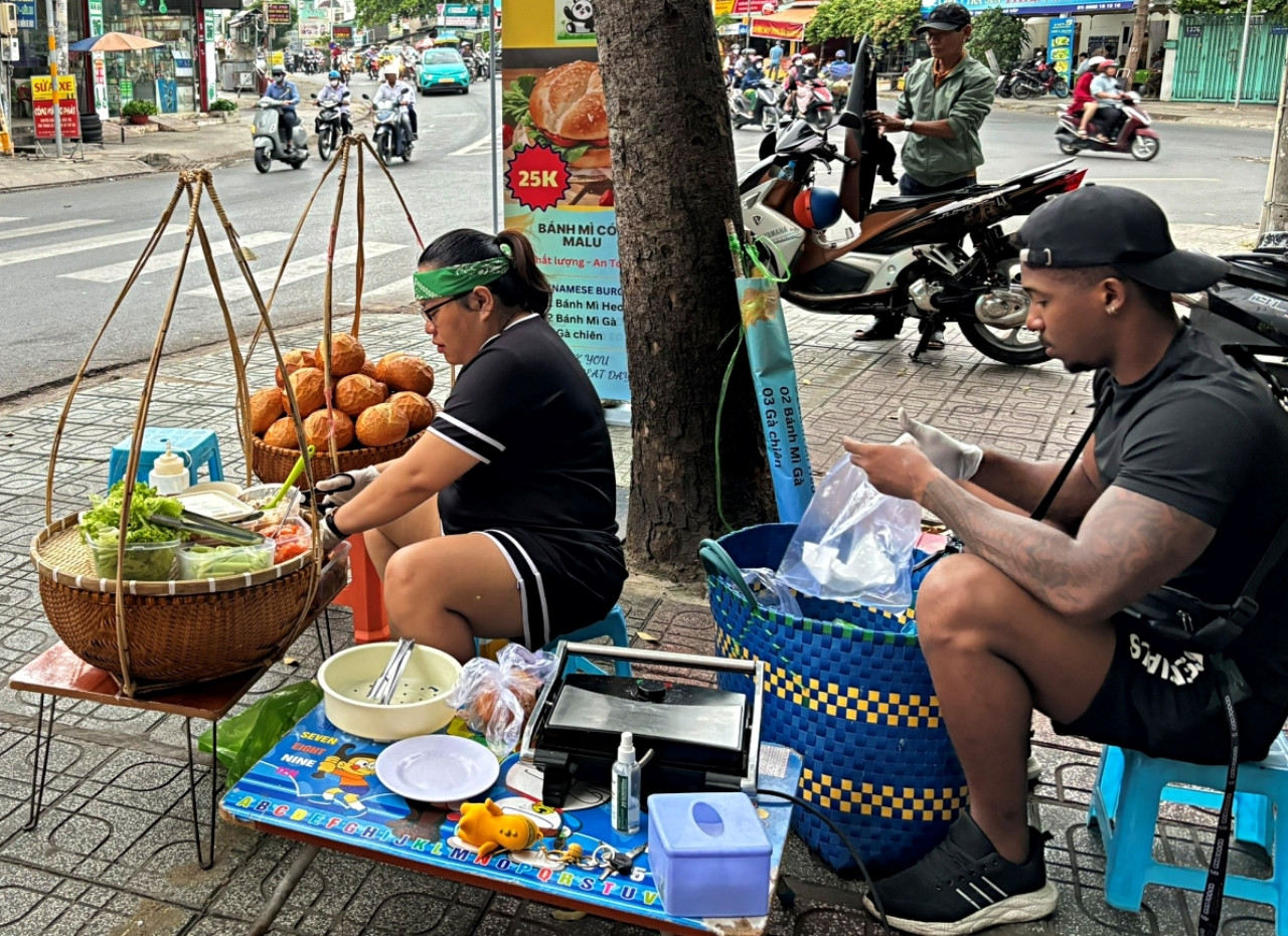 Chàng trai Cuba yêu cô gái Việt, cùng nhau bán bánh mì ở vỉa hè TPHCM-2