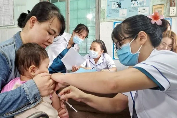 Nhiều người lớn mắc sởi phải nhập viện-2