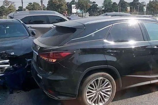 Nhiều xe sang hư hỏng sau vụ tai nạn liên hoàn ở Hà Nội