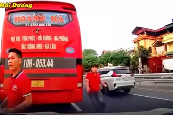 Triệu tập tài xế dừng xe khách giữa quốc lộ, chặn ô tô con vì vượt không thành