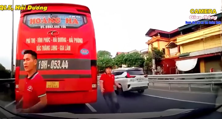 Triệu tập tài xế dừng xe khách giữa quốc lộ, chặn ô tô con vì vượt không thành-1