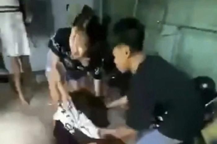 Tình cờ xem điện thoại, mẹ phát hiện con gái 13 tuổi bị đánh hội đồng-2