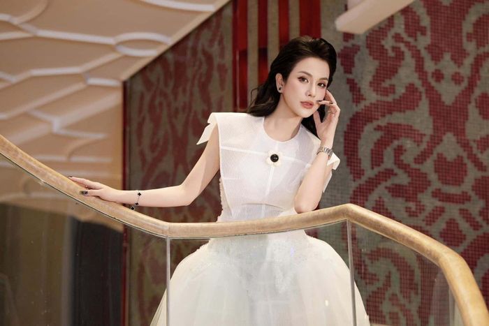 5 bà mẹ đơn thân nổi tiếng giàu có của showbiz Việt-17