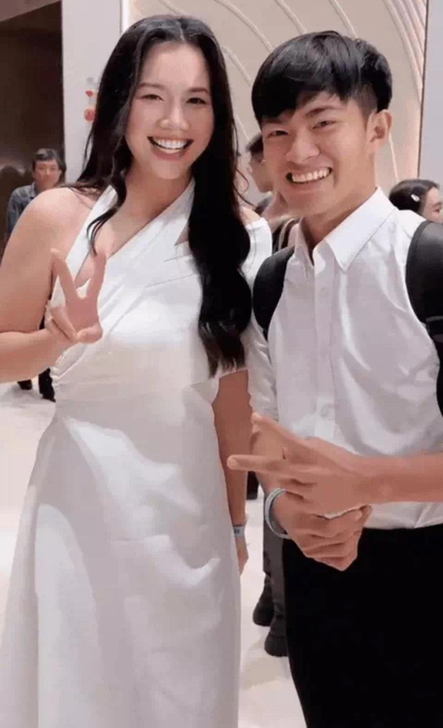 Ánh Viên gây bão mạng khi công khai đứng cạnh chàng trai đặc biệt-1