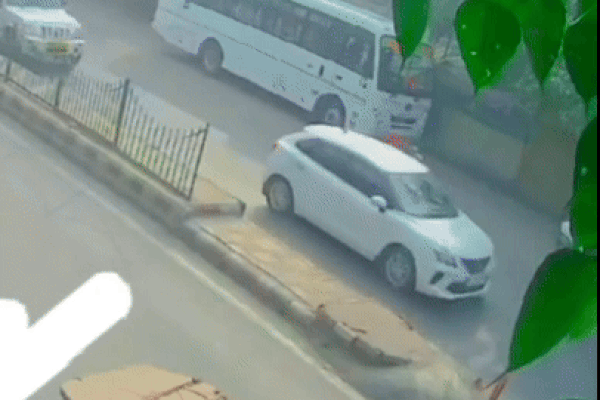 Người đi xe máy lao vào dải phân cách,