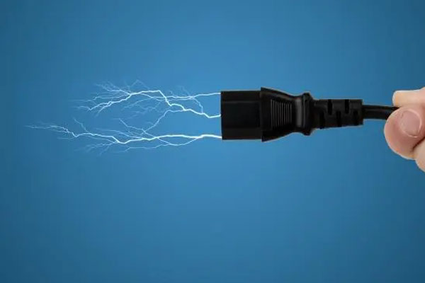 Rút điện thoại ra khỏi sạc pin, cô gái trẻ bị điện giật tử vong-2