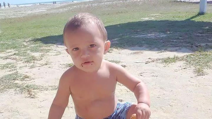 Cậu bé 2 tuổi chết vì điện giật khi chạm vào biển quảng cáo-1