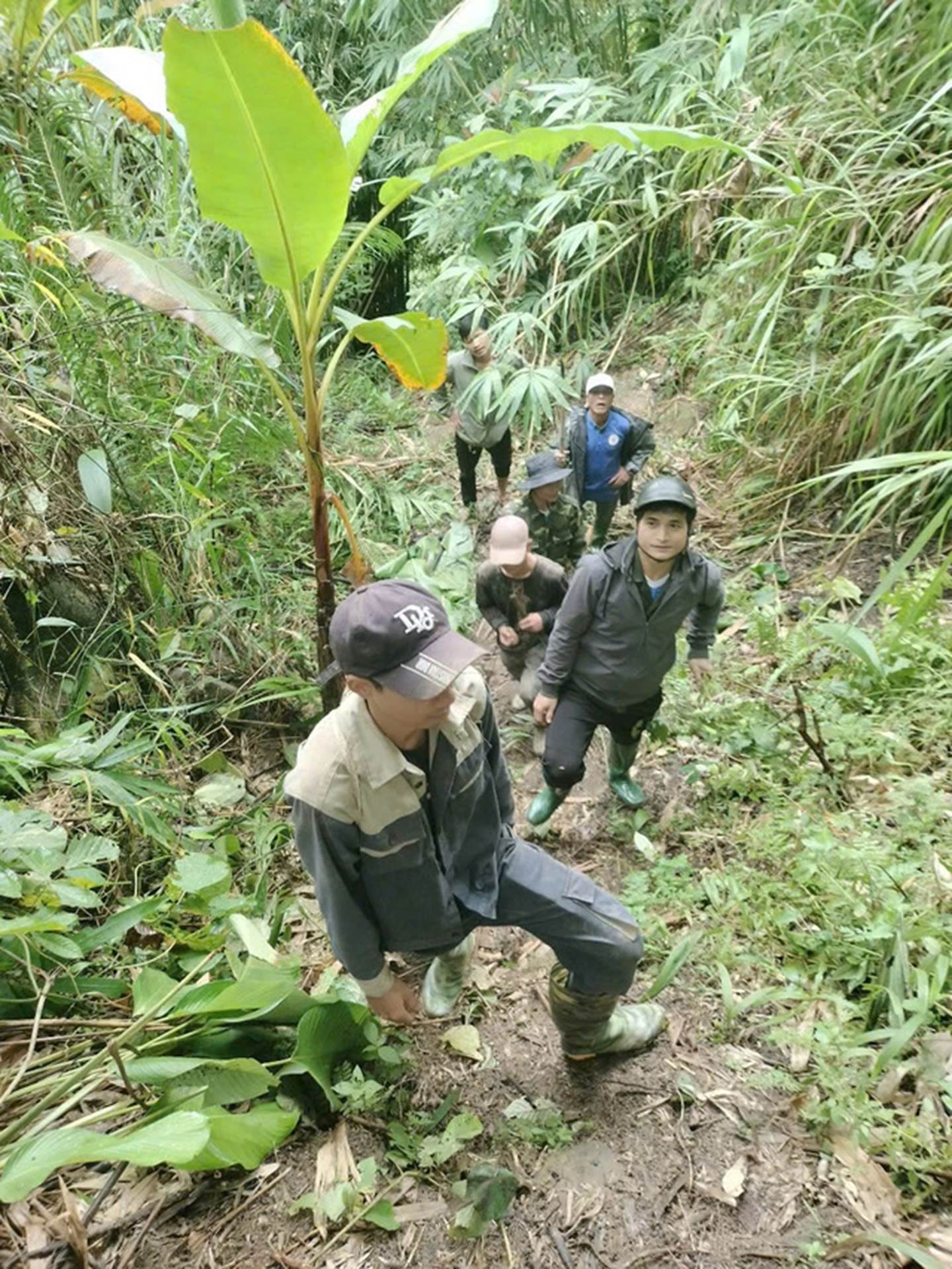 Động đất khiến hàng chục tảng đá lớn lăn xuống làng-9