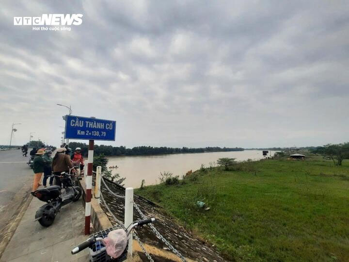 Thấy thi thể người đàn ông nghi nhảy cầu tự tử sau gần 3 ngày tìm kiếm-1