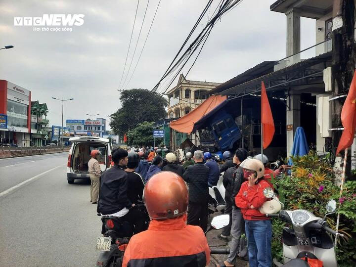 Thấy thi thể người đàn ông nghi nhảy cầu tự tử sau gần 3 ngày tìm kiếm-2