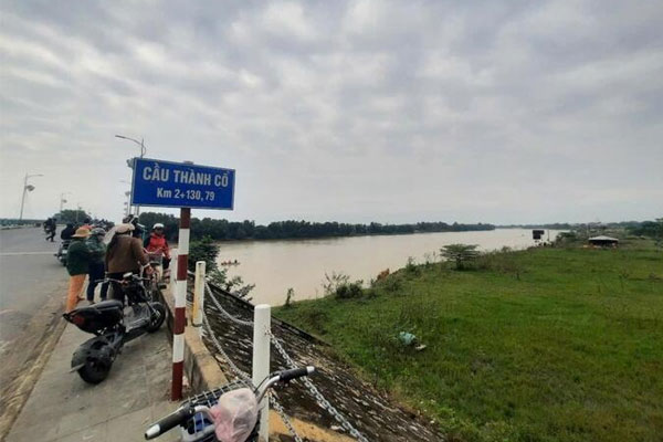Thót tim cảnh người đàn ông nghĩ quẩn nằm ra đường đúng lúc xe tải đi tới-1