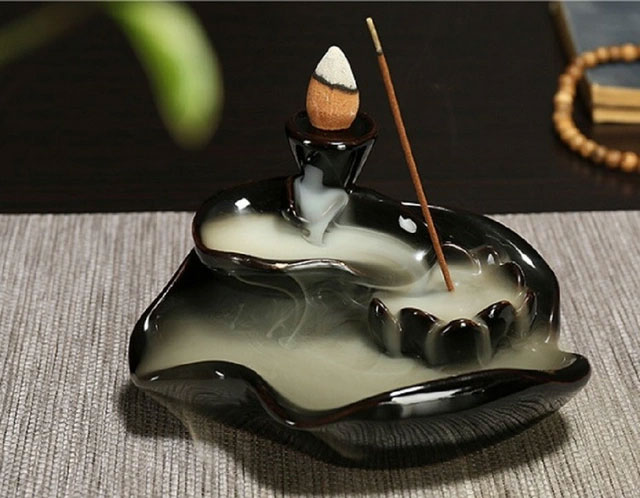 Thắp hương buổi tối nên biết điều này kẻo rước họa vào thân-3