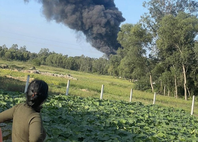 Cháy dữ dội tại xưởng phế liệu ở Nghệ An-1