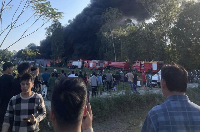 Cháy dữ dội tại xưởng phế liệu ở Nghệ An-2