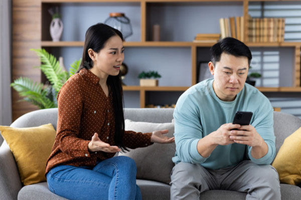 Lương tháng của chồng bằng lương năm của vợ, ai nên giữ tiền?-1