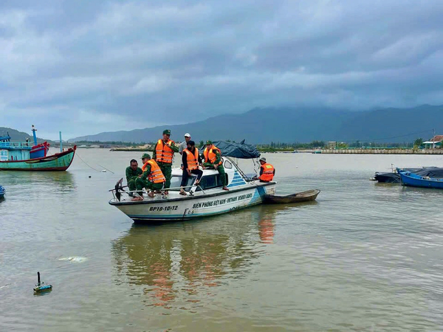 Thương tâm hai vợ chồng tử vong khi đi đánh cá, 4 con thơ ngơ ngác ngóng tin ba mẹ-1