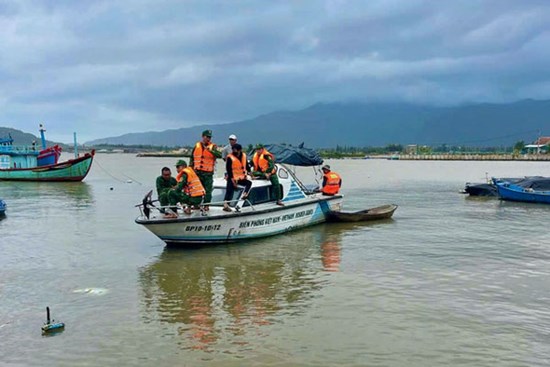 Thương tâm hai vợ chồng tử vong khi đi đánh cá, 4 con thơ ngơ ngác ngóng tin ba mẹ