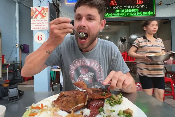Khách Tây trở lại quán ruột, tiết lộ món tới Việt Nam không ăn hơi phí-6