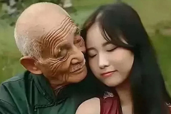 Cụ ông 80 tuổi và vợ 42 tuổi đón con đầu lòng, dân mạng xin vía-4