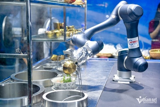 Du khách Hà Nội vây kín xem 'robot nấu phở', chờ hàng giờ để thưởng thức