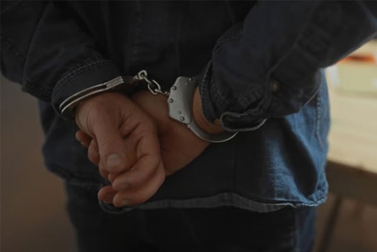 'Chán đời' bày trò khó hiểu, người đàn ông bị cảnh sát bắt giữ