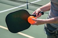 Đang chơi pickleball, người đàn ông bỗng đổ gục, nghi do đột quỵ