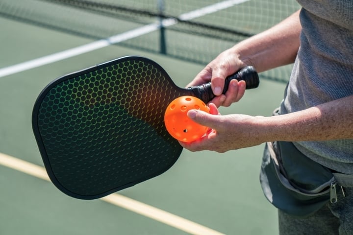 Đang chơi pickleball, người đàn ông bỗng đổ gục, nghi do đột quỵ-1