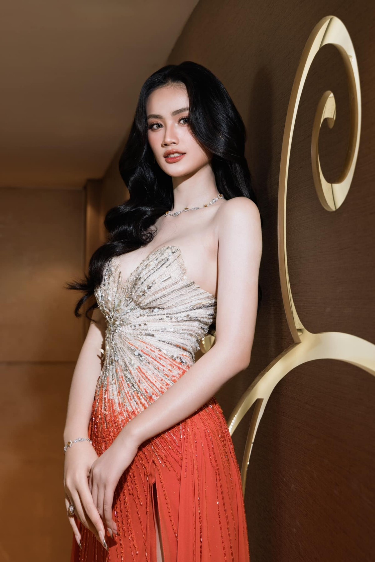 Hoa hậu Ý Nhi xinh đẹp hơn sau phẫu thuật thẩm mỹ nhưng netizen lại lo ngại một điểm-3