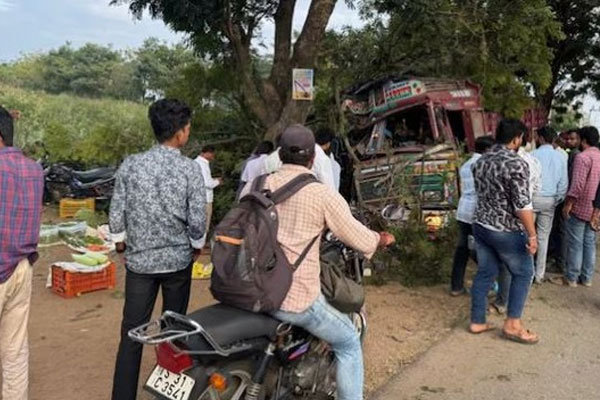 Xe tải đâm vào nhóm người bán rau, 13 người thương vong-1