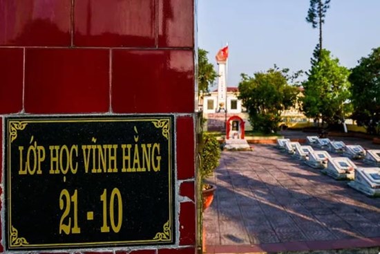 Chuyện chưa kể về những ngôi mộ được xếp như một lớp học của 31 cô trò