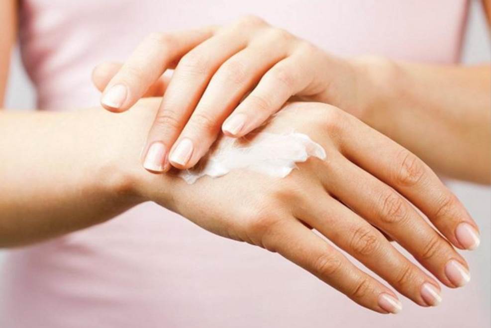 Cách trị khô da tay chân vào mùa đông-1