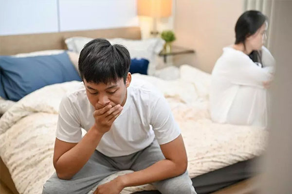 Mẹ vợ mang vác quà quê lên biếu con cháu, chưa kịp vui đã hụt hẫng vì con rể mở ra xem rồi đi vứt bỏ-2