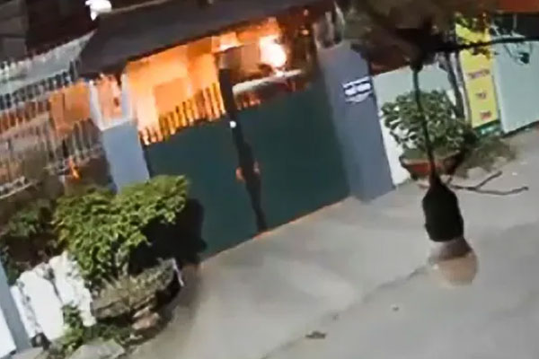 Hàng xóm đập cửa đánh thức người đàn ông thoát khỏi quán cà phê cháy lớn-2